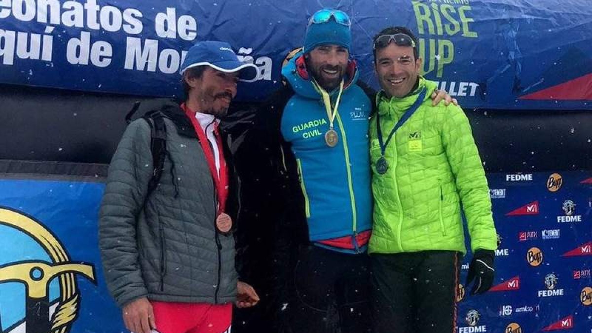 Barrera, a la derecha, en el segundo peldaño del podio acompañado por Hernández y Velázquez. DL
