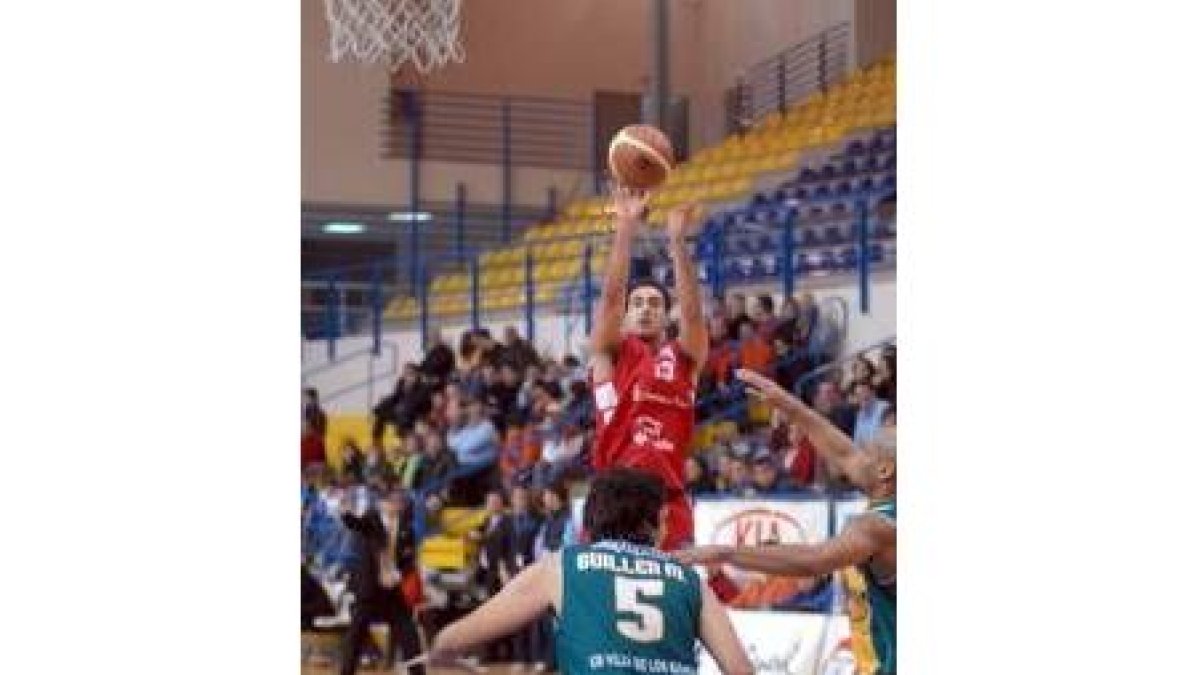 Quinteros anota ante Guillén, en la semifinal de la Copa del Príncipe