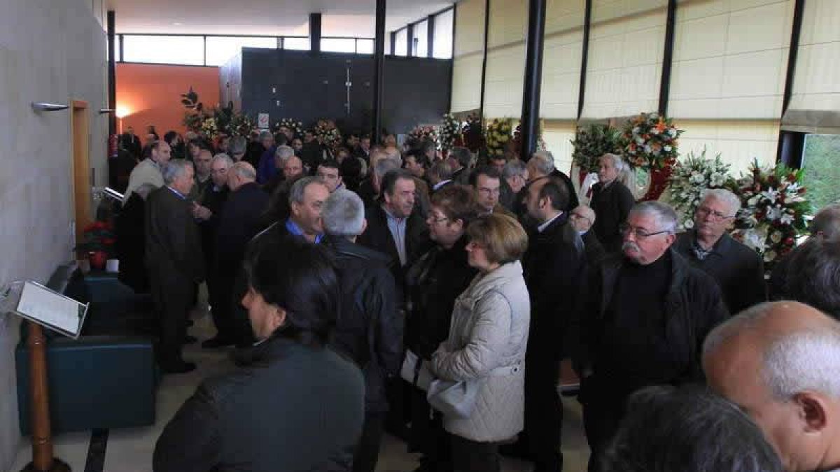La sala del tanatorio se llenó de gente y de coronas de flores, una del presidente del Senado.