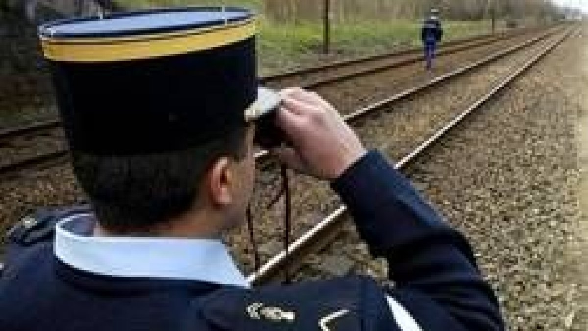 Gendarmes franceses partrullan a pie la líneas férreas de Francia