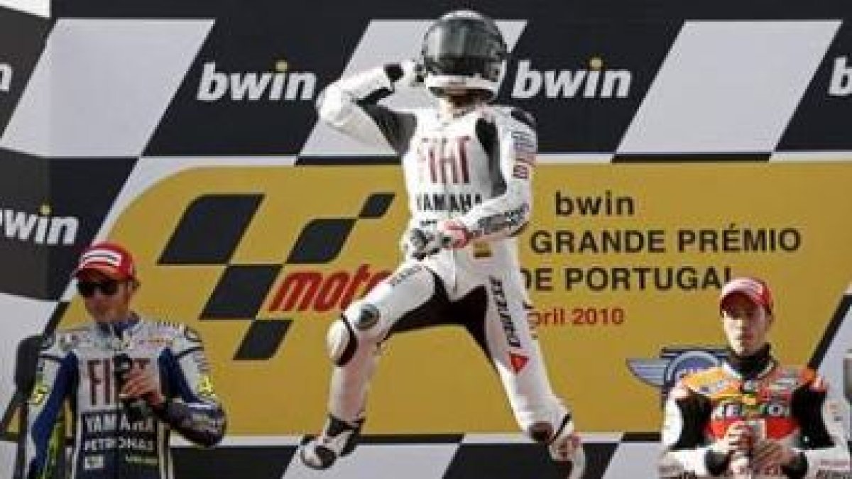 Jorge Lorenzo celebra en el podio la victoria conseguida en el Gran Premio de Portugal, disputado en