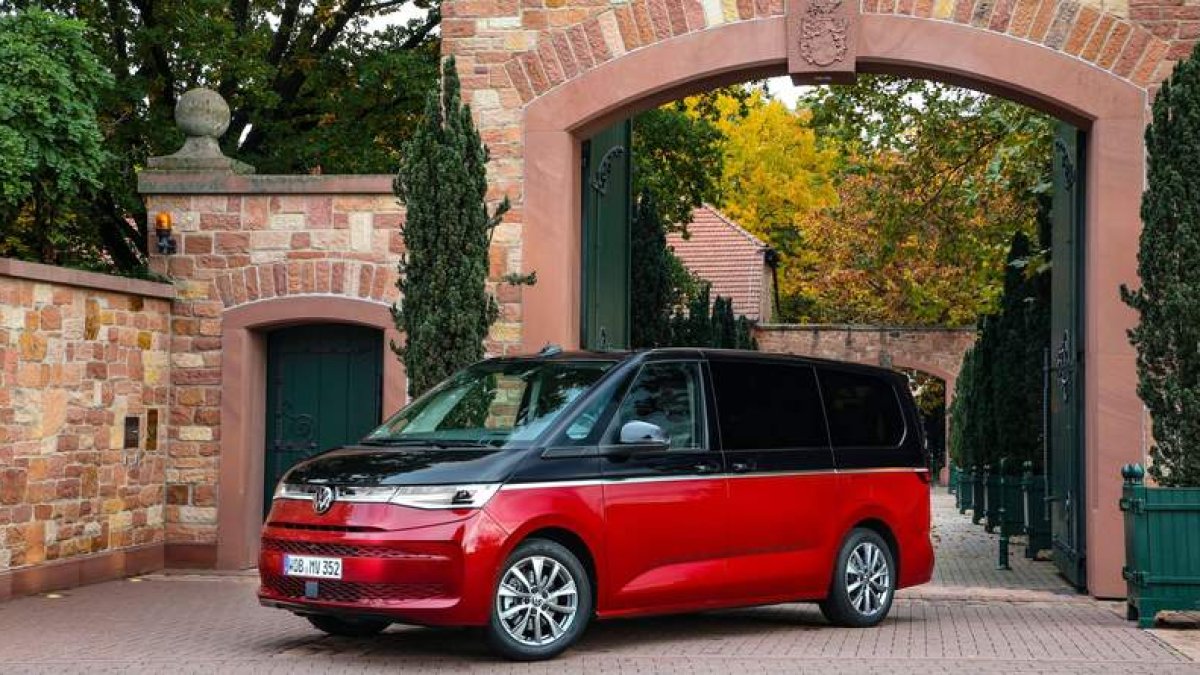 El nuevo VW Multivan, sobre todo con carrocería bicolor, mantiene el ‘ADN’, y todo el encanto estético, de sus icónicos antecesores. VW