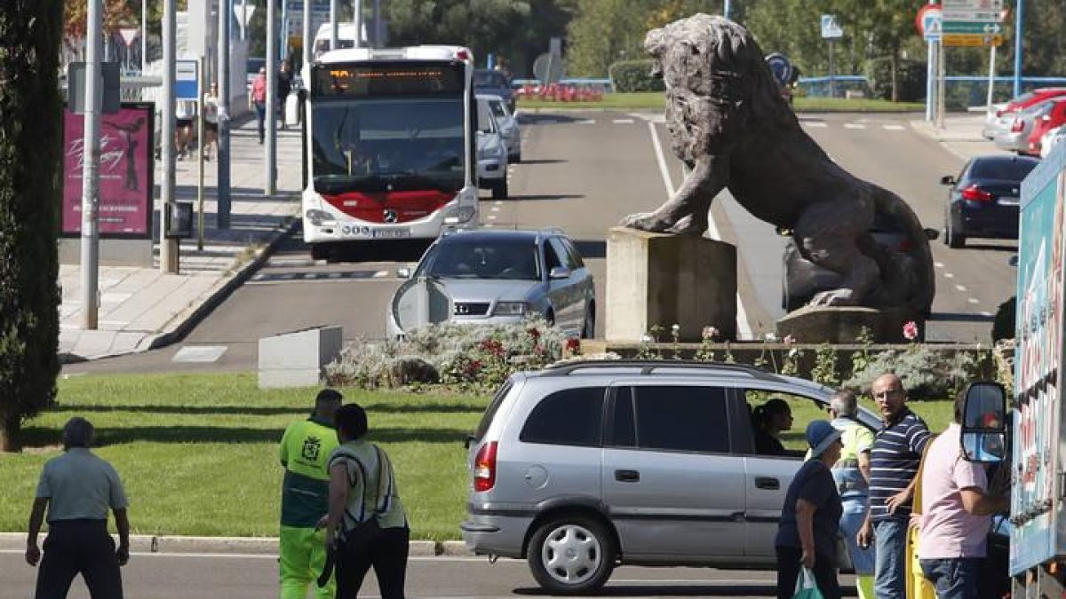 La mujer, tras ser arrollada por el turismo