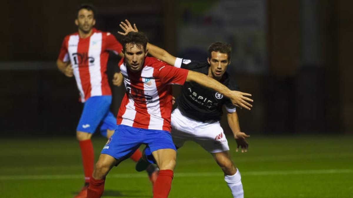 El equipo leonés supo adaptarse al césped artificial del campo del Navalcarnero. ALFREDO SANTOS