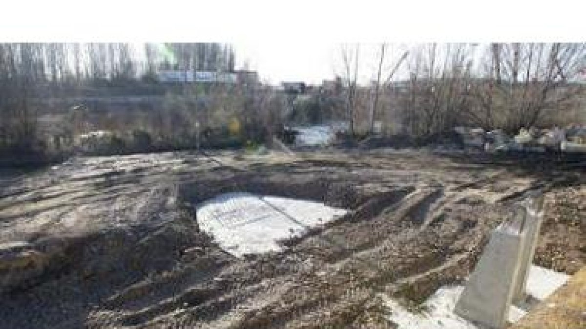 El Ayuntamiento ya ha instalado las pilastras que sustentarán la nueva pasarela peatonal sobre el Be