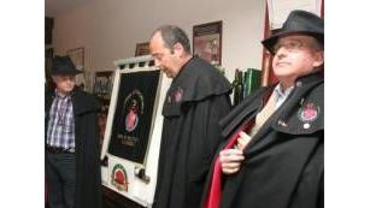 El presidente de la Cofradía del Botillo fue nombrado cofrade de honor