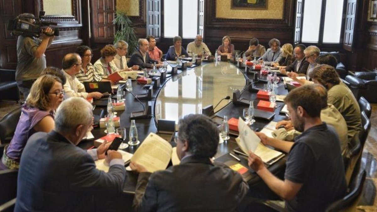 La Mesa del Parlament reunida.