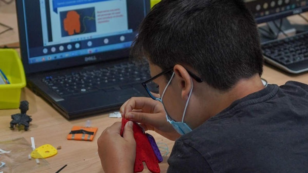 Uno de los niños que participa en FabLab. MIGUEL F. B.