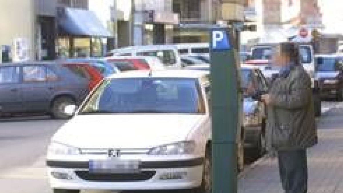 Vehículos aparcados en zonas reguladas por la ORA en Ponferrada