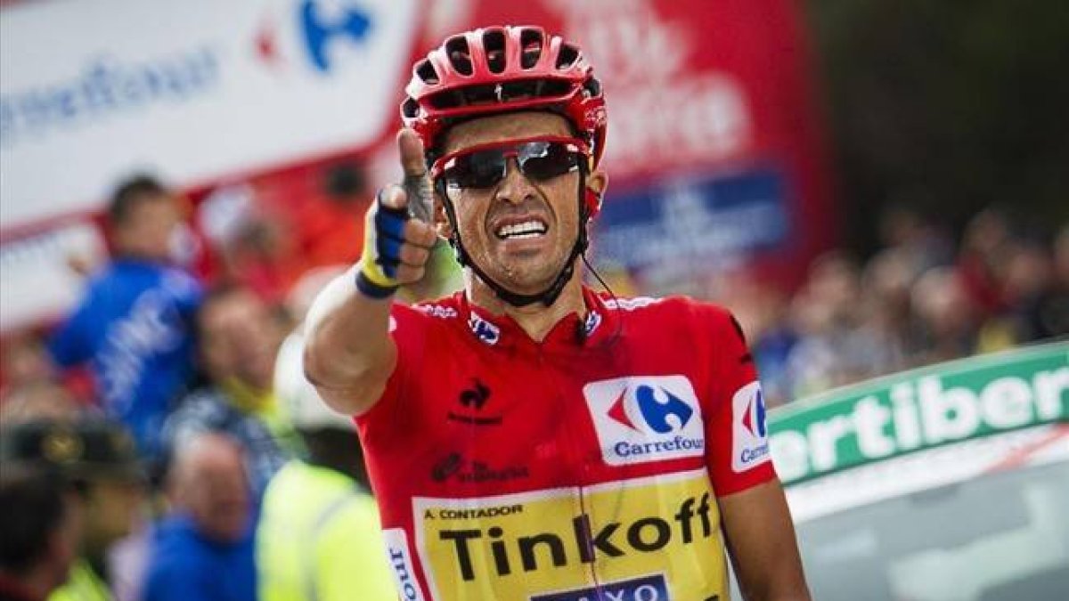 Alberto Contador celebra su victoria en la decimosexta etapa de la Vuelta a España.