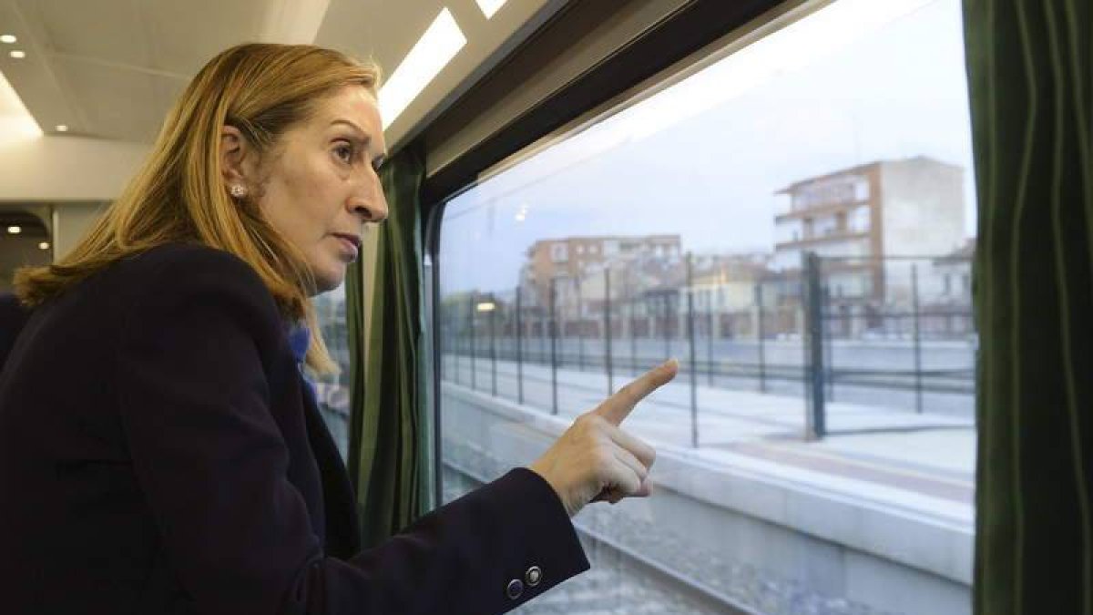 La ministra supervisa las obras en Venta de Baños. NACHO GALLEGO / EFE