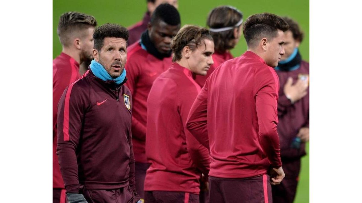 Diego Simeone rodeado de sus hombres en el entrenamiento del Atlético de Madrid. STEINBACH