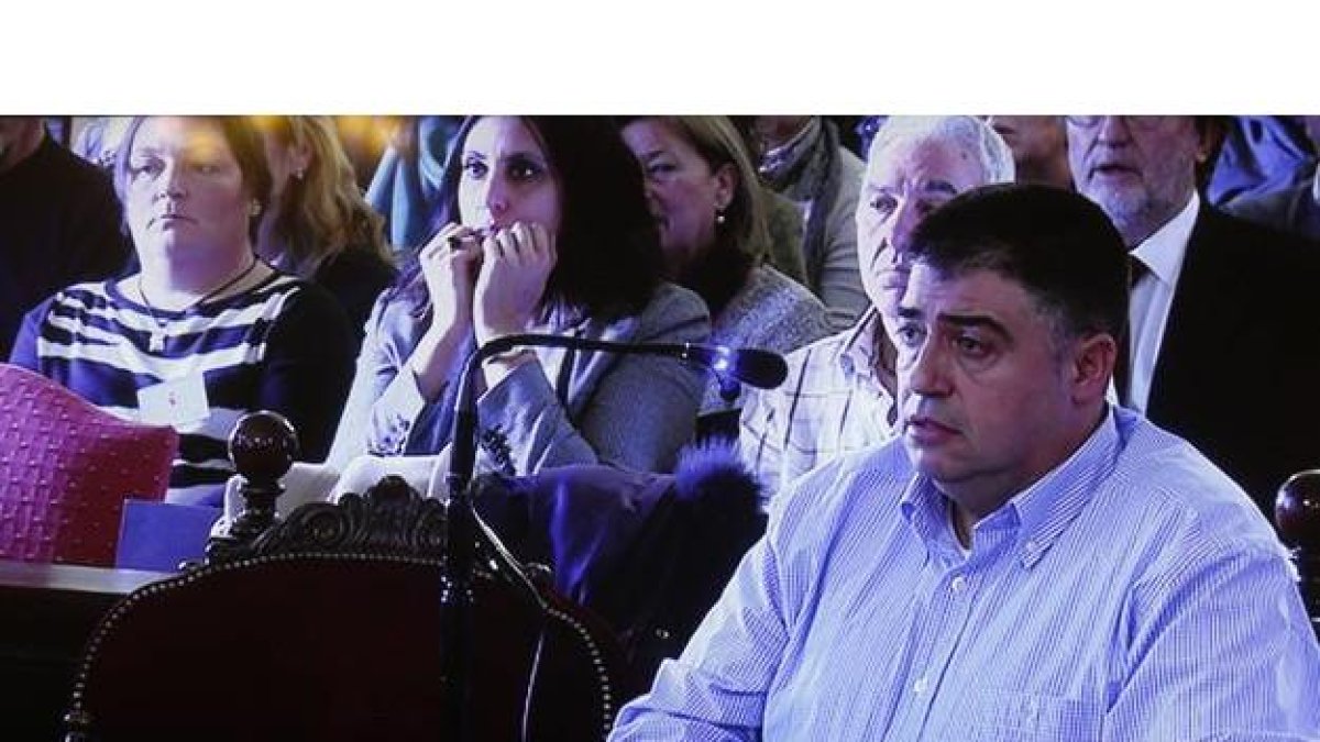 El controlador presta su relato mientras una espectadora tras él muestra la tensión con el gesto.