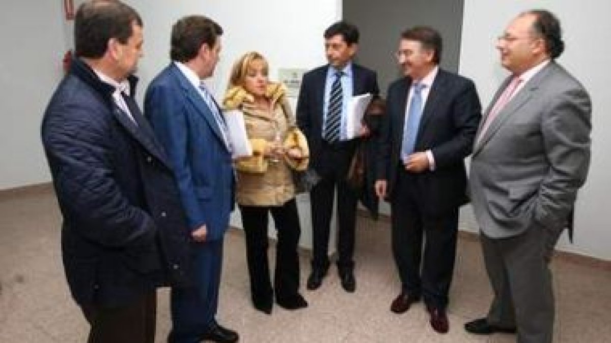 Isabel Carrasco, ayer en la sede del PP con Velasco, Luis Miguel González, Jaime González y Eduardo