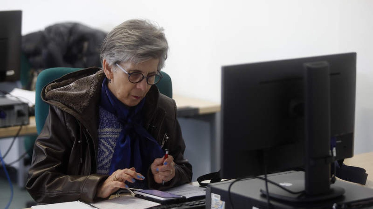Una mujer en un curso de manejo de las TIC. FERNANDO OTERO