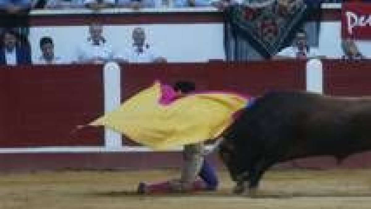 Las largas cambiadas con las que recibió a su primer toro impactaron al público leonés