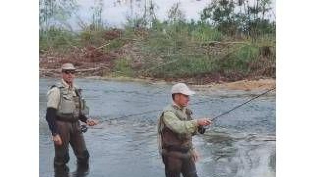 Los pescadores leoneses Matilla y Castro Pinos, pescando en aguas del Órbigo, en Santa Marina