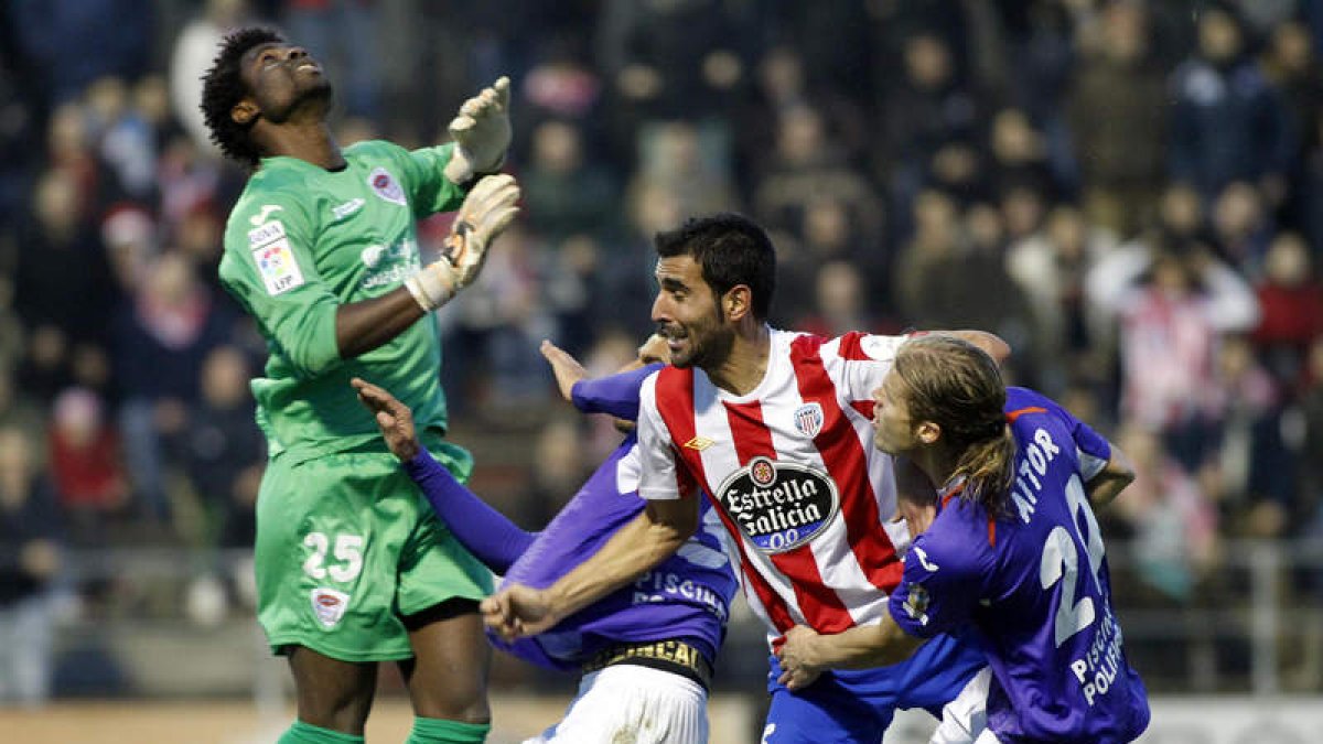 El centrocampista Carlos Pita, rodeado de rivales en el partido ante el Guadalajara.
