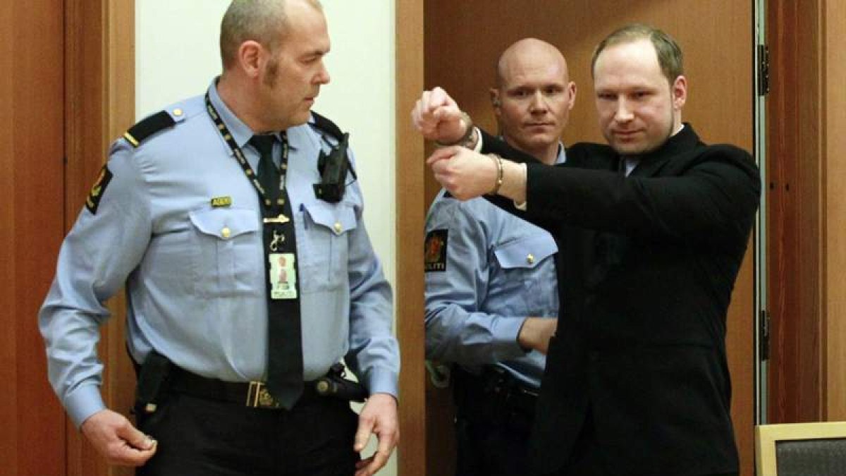 El ultraderechista noruego Breivik llega a la sala en la Corte de Oslo.