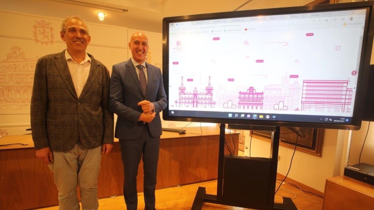 Vicente Canuria y José Antonio Diez, en la presentación de la web. RAMIRO