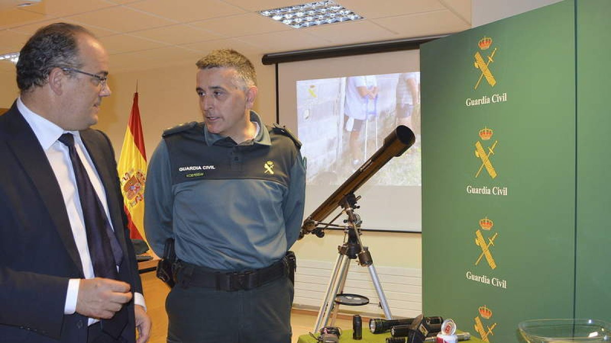 El subdelegado del Gobierno y el teniente coronel de la Guardia Civil con lo incautado.