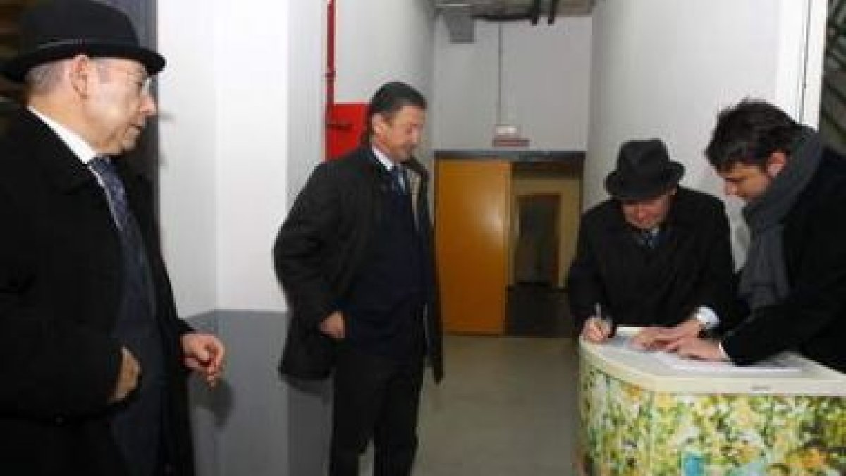Domingo Cueto y Antonio García de Celis, con Carlos Emperador en el centro, antes de entrar a una ju