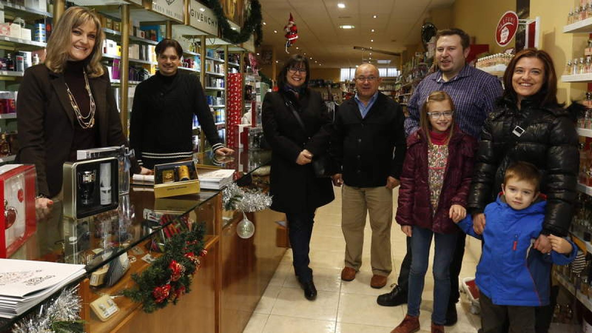 Luis Alberto Pérez, con su familia, al lado de los concejales Gallego y Del Río y de los dependientes de Tomás Tejedor.