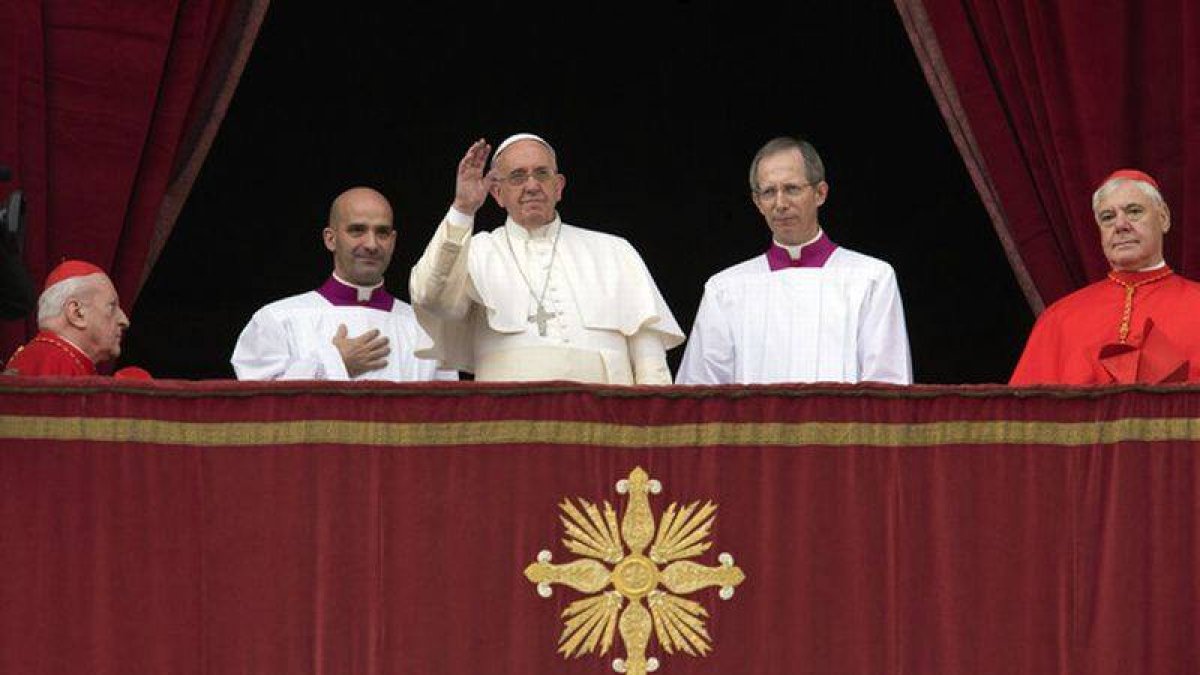 El papa Francisco imparte su bendición 'Urbi et Orbi' desde el balcón de la Basílica de san Pedro del Vaticano, esta Navidad