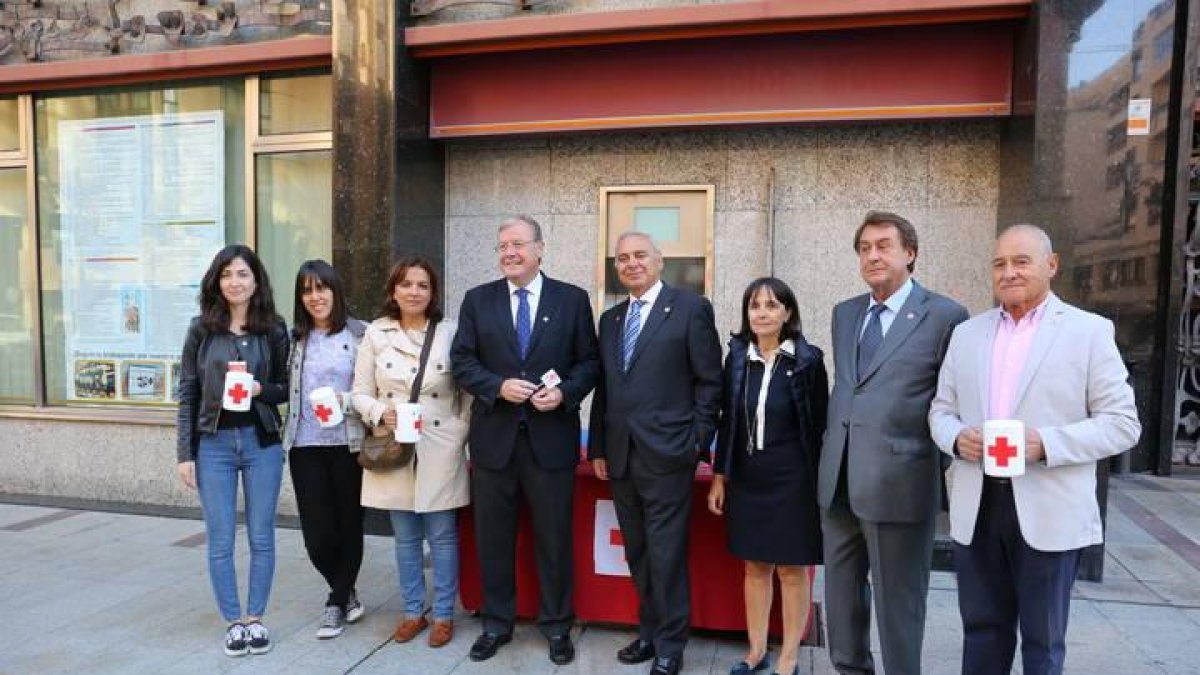 El alcalde de León, acompañado del presidente de Cruz Roja y los integrantes de la mesa petitoria.