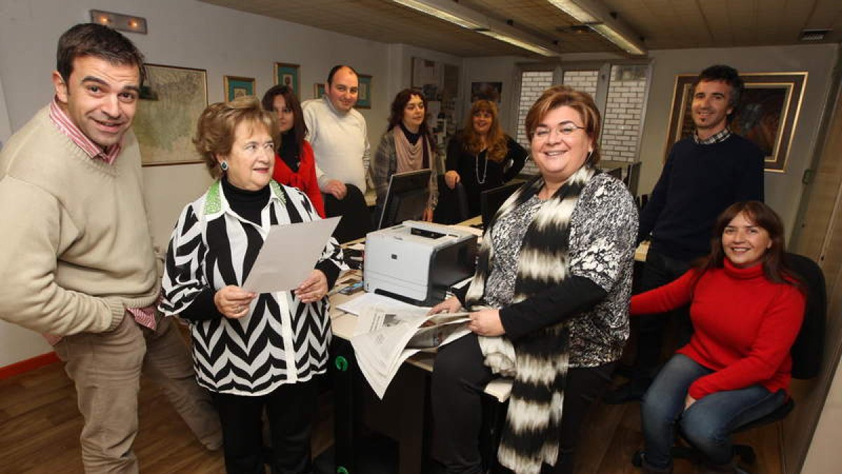Diego, Yolanda, Laura, José Luis, Mari Carmen, Zaira, Sonia, Laredo y Silvia, en Onda Bierzo.