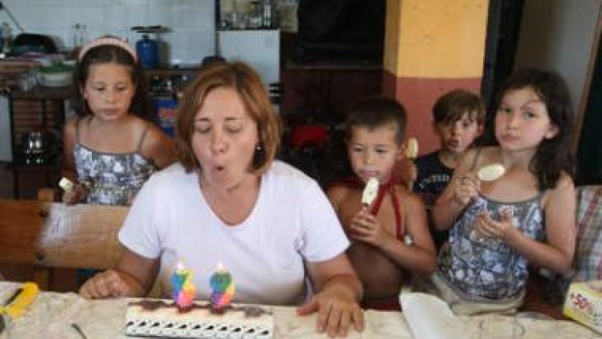 María Ángeles Martín a la hora de soplar las velas.