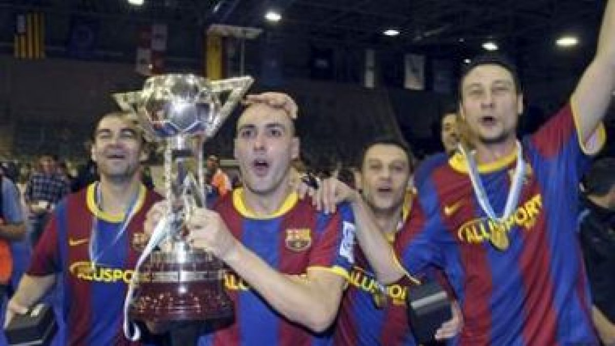 Javi Rodríguez levanta la Copa de España de fútbol sala.