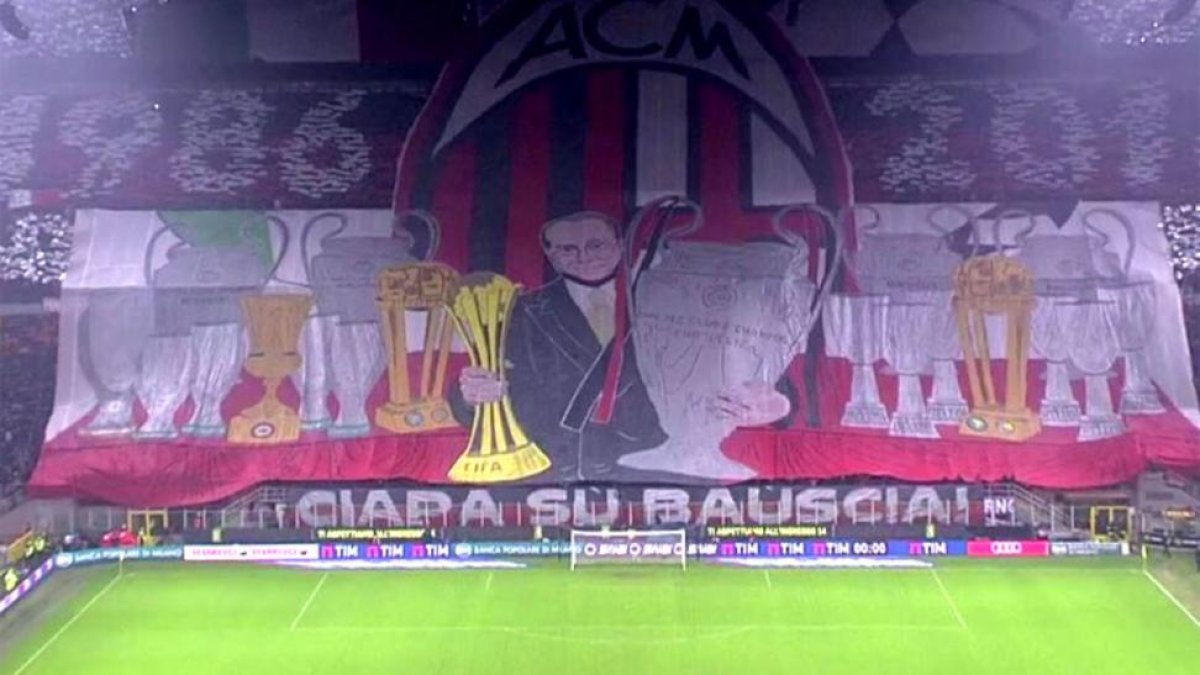 Silvio Berlusconi se vio reflejado en una enorme pancarta de apoyo de parte de su hinchada en su despedida.