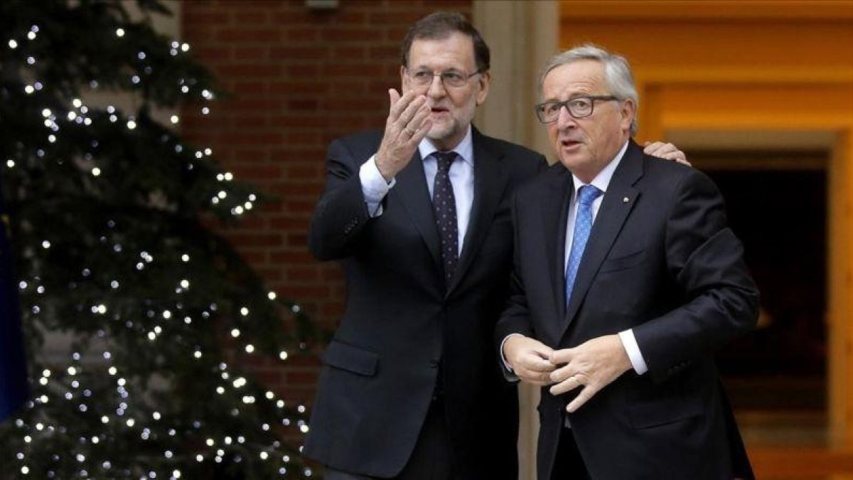 El presidente de la Comisión Europea, Jean-Claude Juncker, recibido por Mariano Rajoy antes de su reunión en la Moncloa.