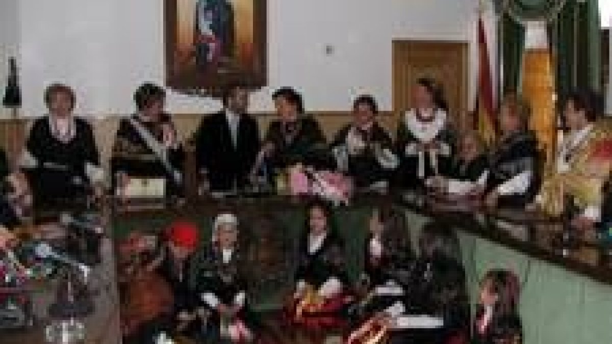 Las águedas no dejaron escapar al alcalde hasta que no consiguieron el bastón de mando