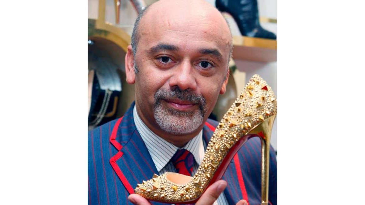 El diseñador francés Christian Louboutin muestra una de sus creaciones.