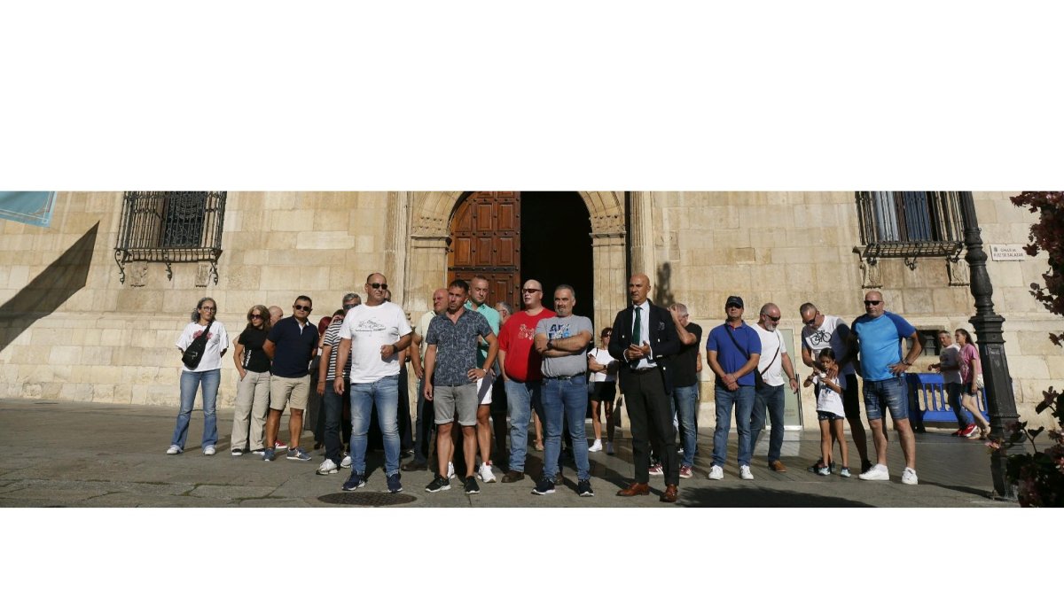 Parte de los trabajadores de la recogida de basuras, este jueves frente a la Diputación, donde se desarrollan las negociaciones. FERNANDO OTERO