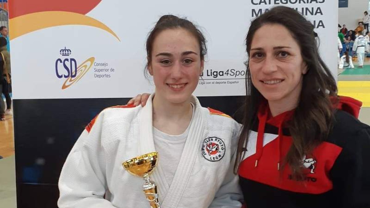 La judoca leonesa Daniela Agudo posa con su trofeo. DL