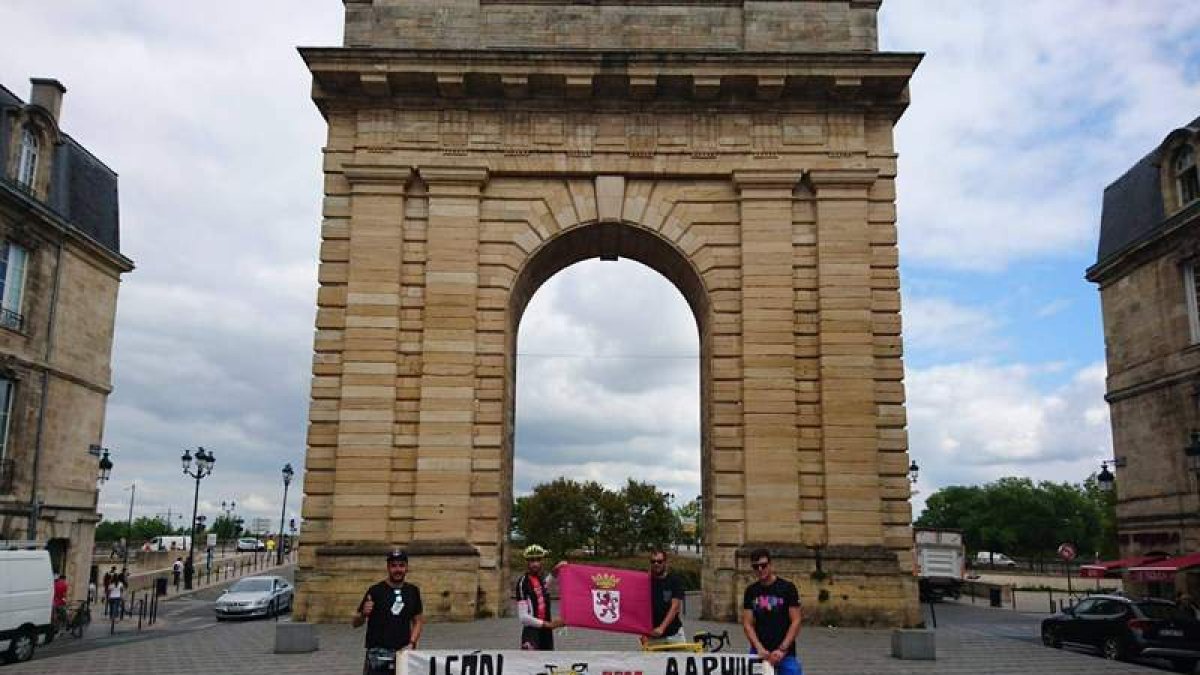Piru posa en Francia con sus compañeros de viaje. DL