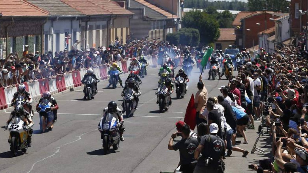 La categoría reina reunió a un cartel de altos vuelos. En la imagen Martínez Mas (32), Antonio Jesús Castillejo (46) y Sergio Fuertes (16) en las primeras posiciones de la parrilla del 56º Gran Premio de Velocidad.