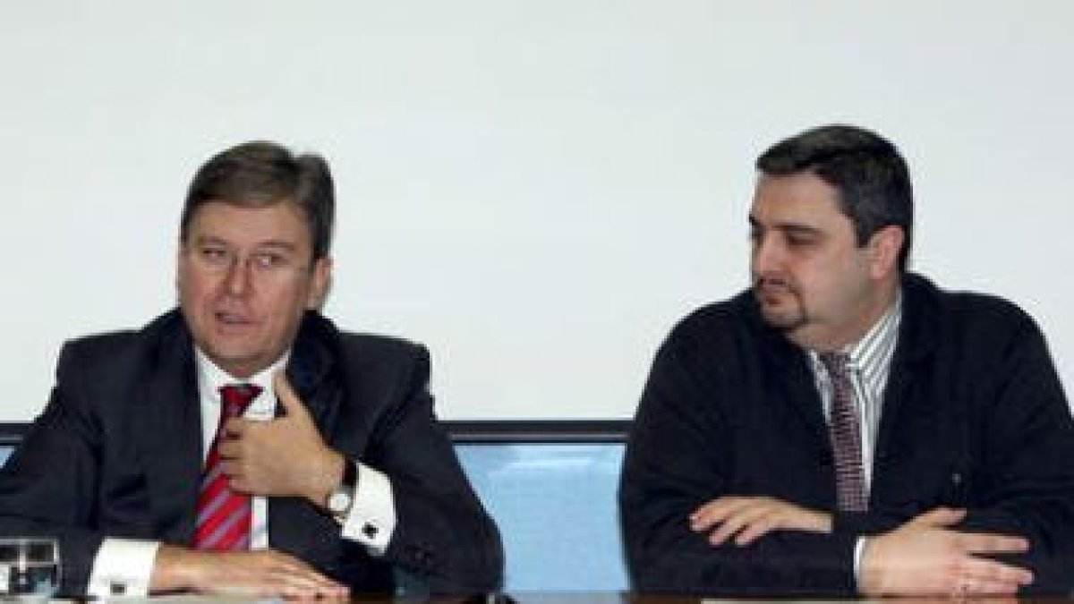 Los jóvenes estudiantes escucharon atentamente las explicaciones del presidente de las Cortes