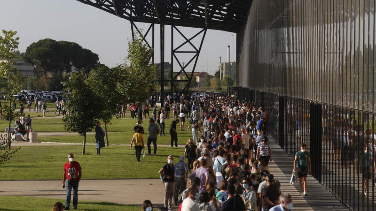 Las colas de la vacuna pueden volver a reproducirse. FERNANDO OTERO