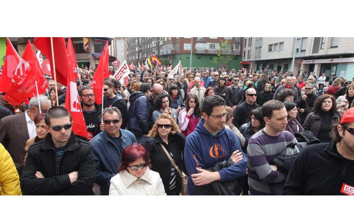 Las calles del centro de Ponferrada acogieron a la masa de manifestantes, que se detuvo en la plaza Fernando Miranda.
