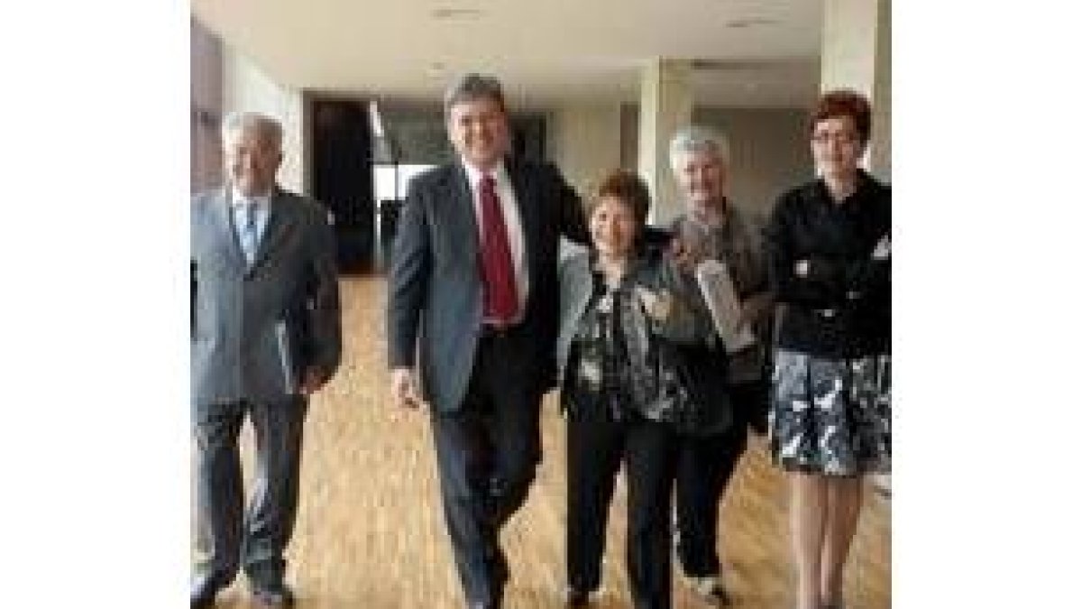 Fernández Santiago, segundo por la izquierda, acompañado de miembros de Feaps