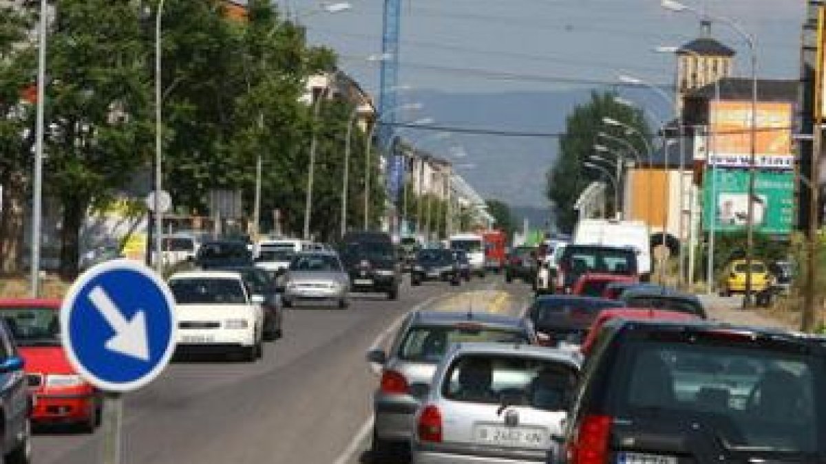 La obra para canalizar la alta tensión provocó retenciones en la avenida de Galicia.