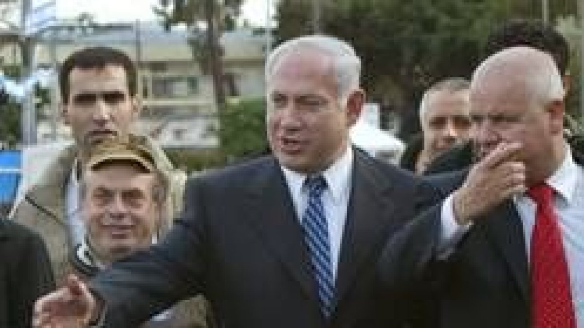 Netanyahu, a su llegada a la reunión que mantuvo ayer con su partido