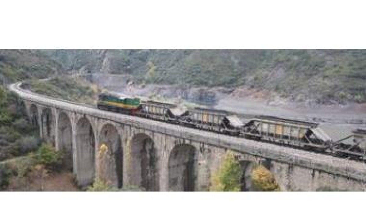 El tren minero de la MSP en un tramo de su recorrido entre Villablino y Cubillos del Sil.