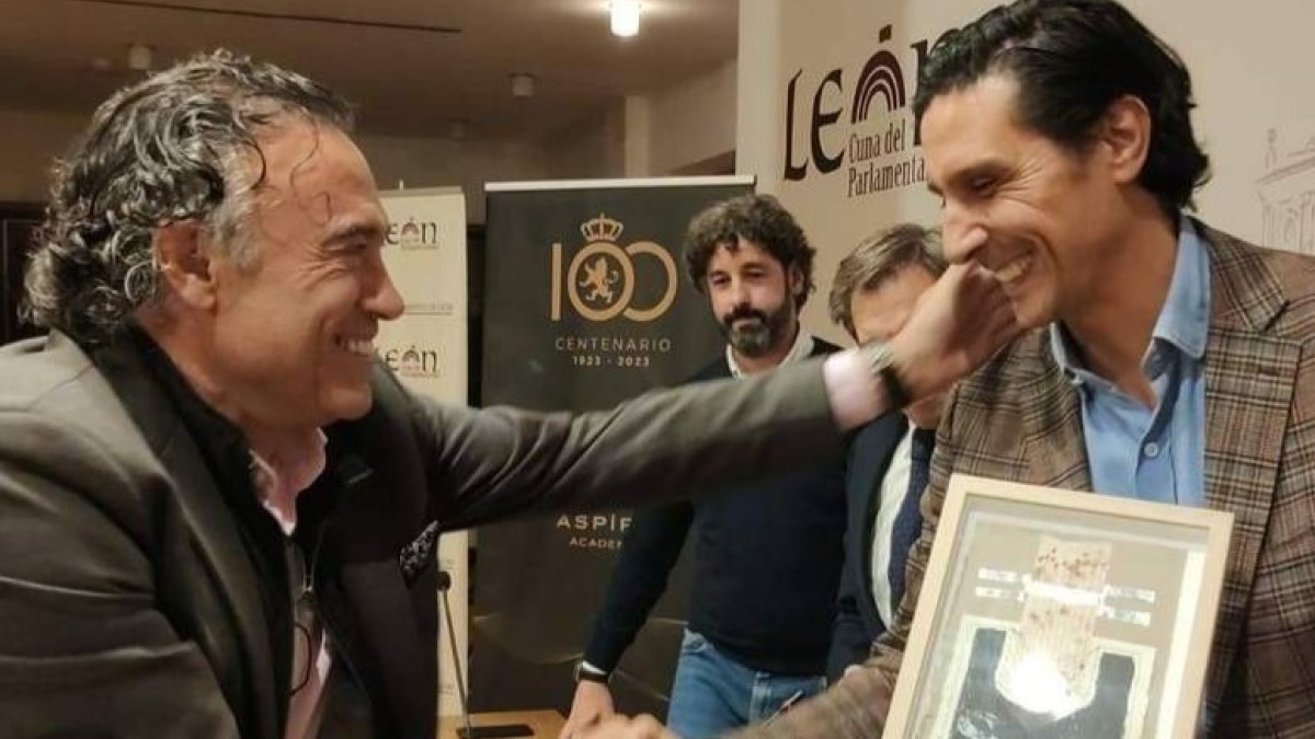 Felipe Llamazares entrega un detalle a Sergio Fernández por su participación en los actos del Centenario. DL
