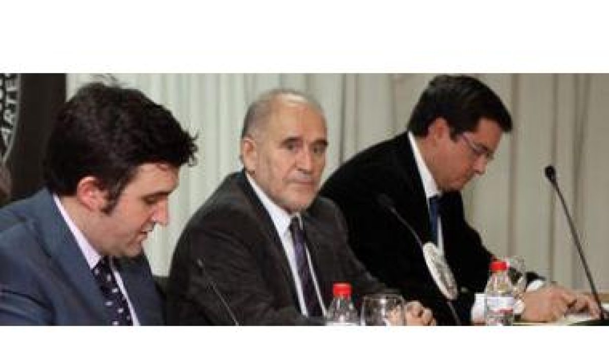 José Antonio Barrio, Demetrio Madrid y Óscar López, en un momento de la presentación del libro en el