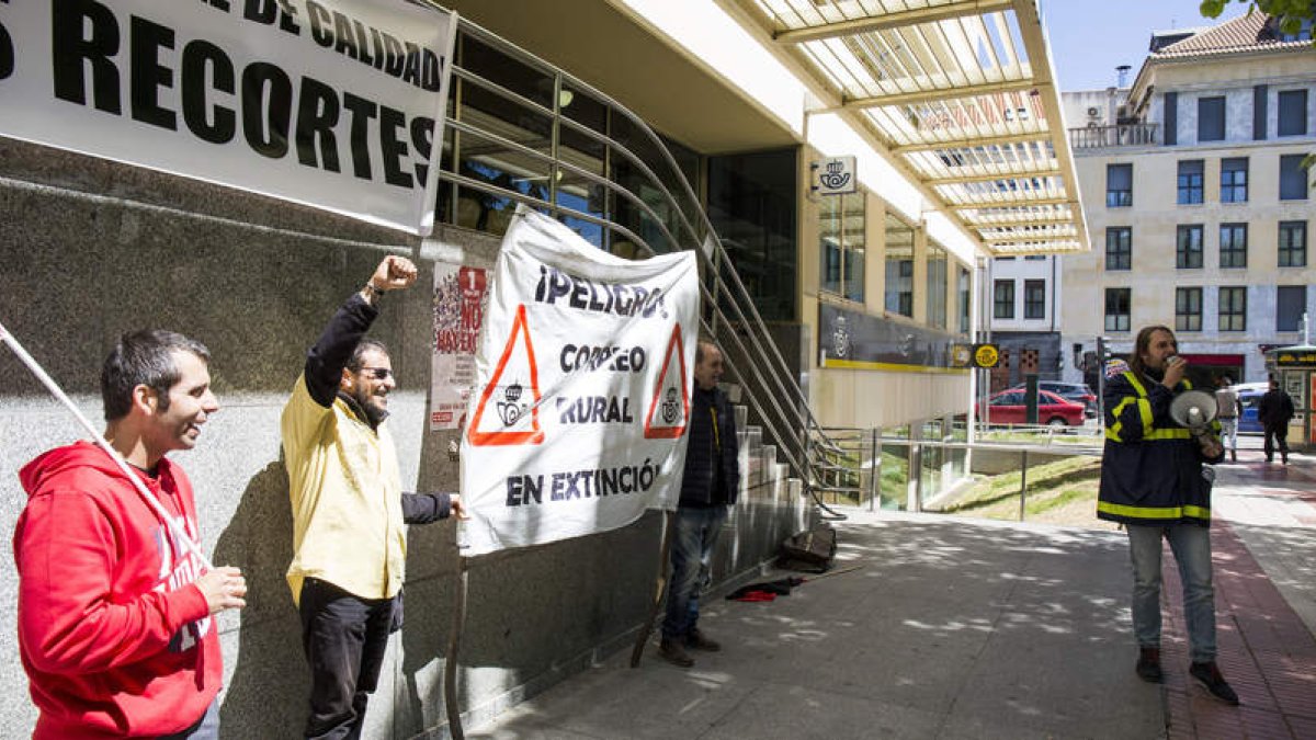 Protesta, ayer, ante la oficina central de Correos en León. MARCIANO